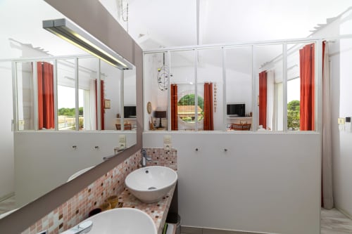 Salle de bains moderne à Côte Et Dune à Biscarrosse Plage avec vasques doubles, accents de carrelage mosaïque et vue panoramique sur Byron Bay