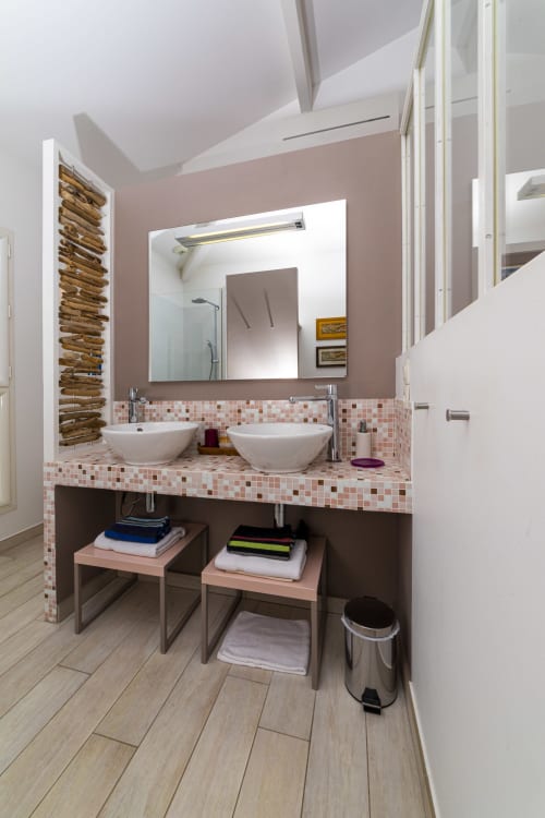 Salle de bain moderne de l'hôtel Côte Et Dune avec vasques doubles, dosseret en mosaïque et étagères en bois
