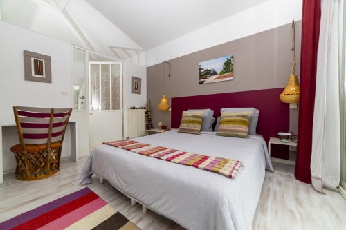 Chambre Malibu à Côte et Dune, Biscarrosse Plage, avec mur d'accent bordeaux, lit queen et équipements modernes
