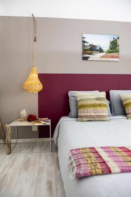 Chambre Malibu à l'hôtel Côte Et Dune à Biscarrosse Plage avec tête de lit bordeaux, coussins colorés et vue sur la rue côtière