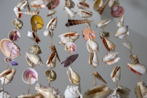 Mobile décoratif avec coquillages et étoiles de mer à l'hôtel Côte Et Dune à Biscarrosse Plage