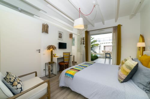Chambre Puerto Viejo à Cote Et Dune, Biscarrosse Plage : chambre lumineuse avec lit, bureau, fauteuil et accès à la terrasse