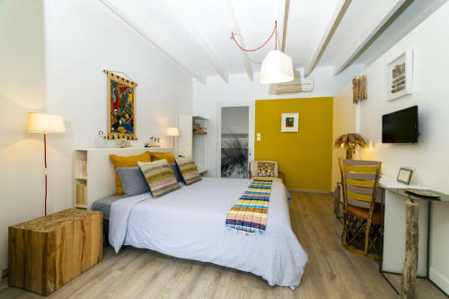 Chambre Puerto Viejo à Cote Et Dune, Biscarrosse Plage - Chambre moderne avec mur jaune, parquet et vue sur la piscine