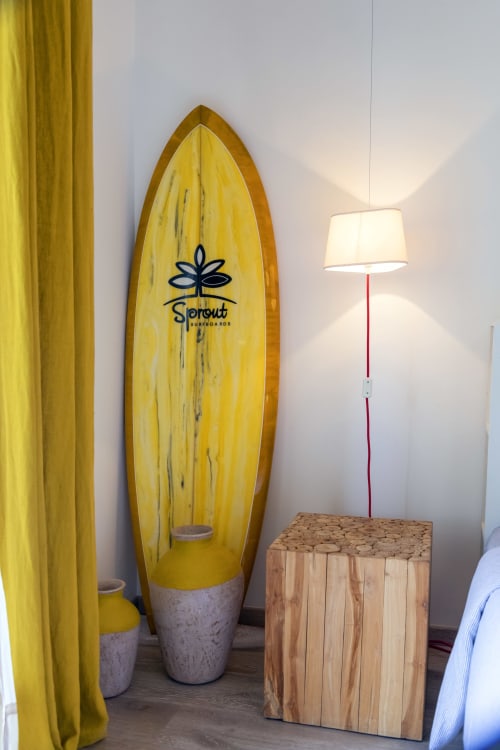 Planche de surf décorative Yellow Sprout dans la chambre Puerto Viejo de l'hôtel Côte Et Dune à Biscarrosse