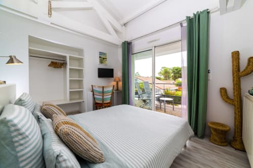 Chambre Bondi Beach à Côté et Dune, Biscarrosse - chambre lumineuse avec lit, accès balcon, rideaux verts et équipements modernes