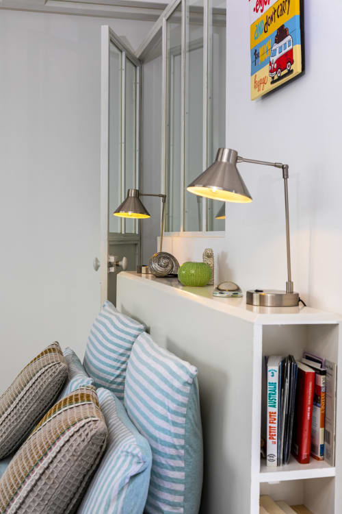 Bureau Bondi Beach avec lampe de travail, miroir, décoration cactus vert et coussins rayés à l'hôtel Côte Et Dune