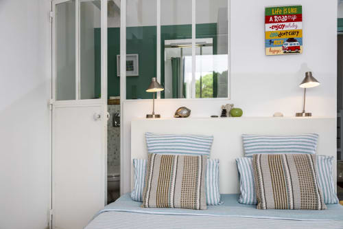 Chambre Bondi Beach à l'hôtel Côte Et Dune à Biscarrosse Plage avec literie rayée, mur accentué vert et mobilier moderne