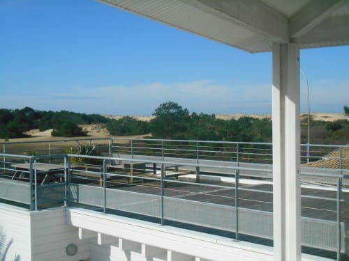 Vue depuis le balcon de l'hôtel Côte Et Dune à Biscarrosse Plage, surplombant le paysage et les pins