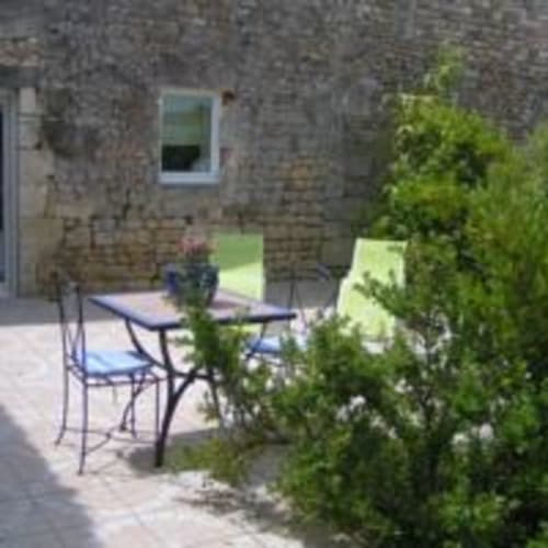 table de jardin - terrasse aménagée - chambres d'hôtes - À l'orée du bois
