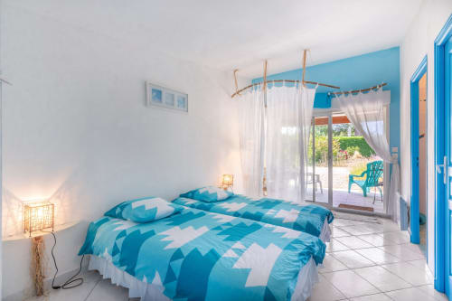 Chambre bleue - location avec terrasse - À l'orée du bois 