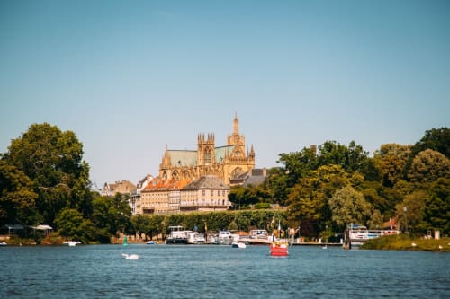 quoi voir a metz - weekend à metz - chambres d'hôtes proche metz - vue sur la cathédrale depuis la moselle