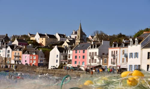Sauzon : port de pêche et port pittoresque, célèbre pour ses maisons colorées. Séjournez à Belle île en mer, en solo, en famille ou entre amis, les maisons de Kerdavid'île vous accueillent.