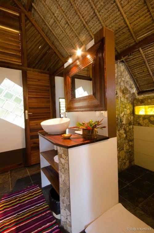 Bathroom - accommodation in Madagascar - Ile Sainte Marie - Hotel for 2 or 3 people  
