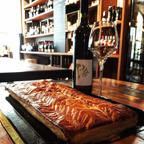Bouteille du domaine les béliers avec un verre de vin et un pâté lorrain