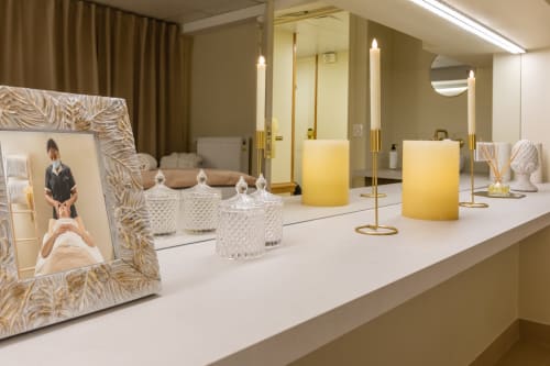 Comptoir de salle de bain spa luxueux à l'Hôtel Residence Europe & Spa avec bougies, miroirs et accessoires de décoration