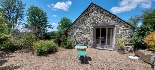 Gîte en pierre Le Four au Mas De Rigoulac avec mobilier de jardin turquoise et terrain verdoyant à Argences-en-Aubrac