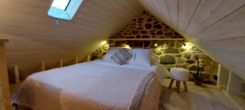 Chambre cosy en mezzanine au Gîte Le Four du Mas De Rigoulac, pierre apparente, puits de lumière, vue jardin