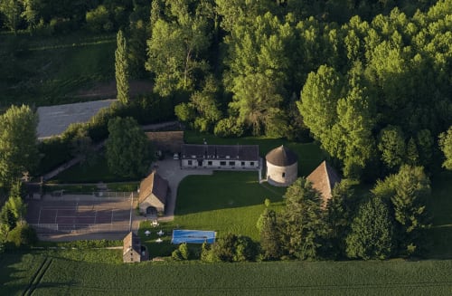vue du ciel - tennis et piscine hanches