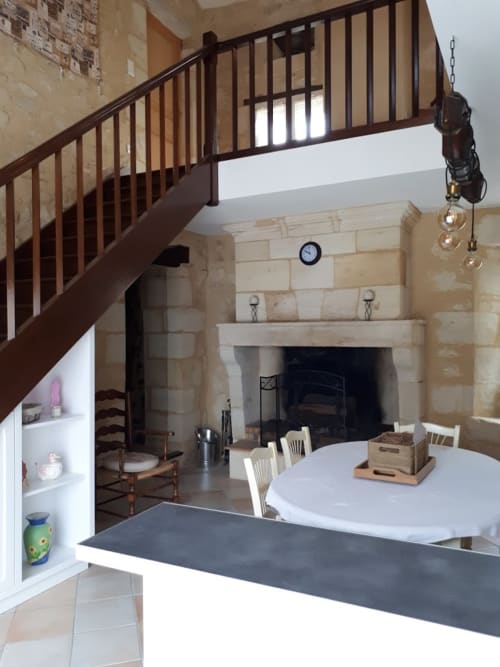 Salon avec table à manger, gîte l'authentic