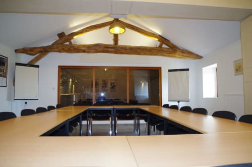 Salle de séminaire pour une ambiance de travail au vert dans un vignoble du Mâconnais 71 Lugny Sud Bourgogne