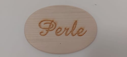 Plaque de porte ovale en bois gravée « Perle » pour la chambre Perle du gîte Le Mas De Rigoulac à Argences-en-Aubrac, France