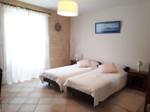 Chambre deux personnes lit jumeaux, gîte avec piscine, Puisseguin.