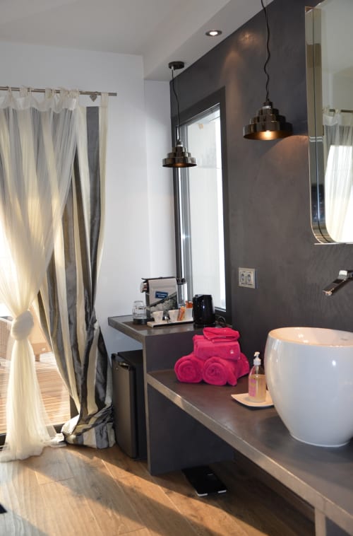 Salle de bain avec douche et produits d'accueil