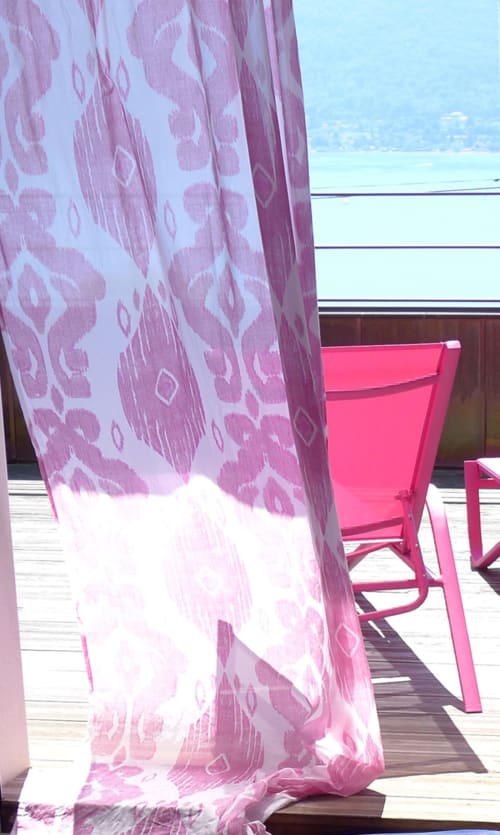 Terrasse avec mobilier de jardin et transats