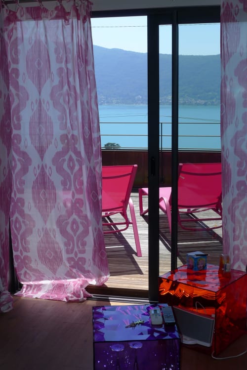 Grande chambre avec terrasse et vue sur le lac