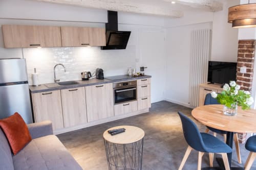 Cuisine ouverte et salle à manger modernes dans la chambre Désiré Dihau de la maison d'hôtes Le Pignié, Lescure-d'Albigeois, avec