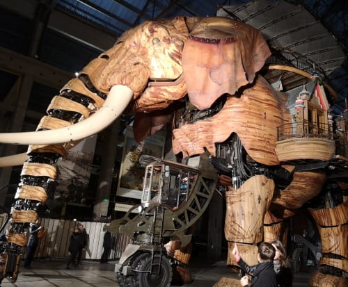 Gigantesque sculpture d'éléphant en bois dans l'entrepôt de l'hôtel Orval Et Sens à Orvault, France