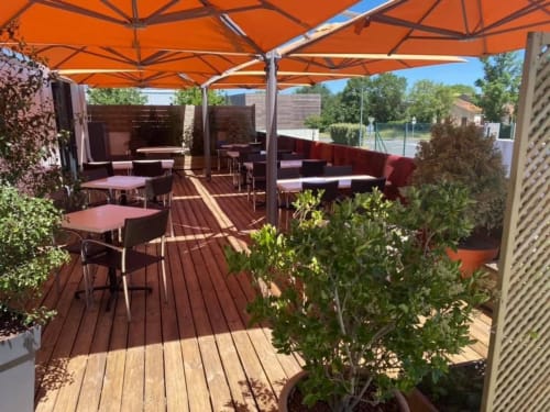 manger en terrasse - restaurant proche Royan - à l'orée du bois - vacances en famille