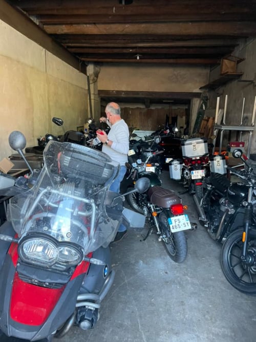 Un grand garage pour accueillir nos amis motards et cyclistes