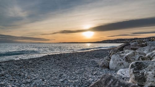 Se poser tranquillement sur la plage à Nice