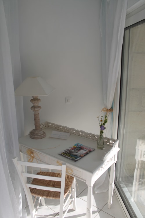 Bureau en bois blanc proche de la mer de Royan À l'orée du bois 