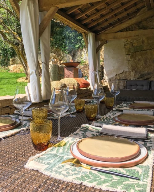 Comida al aire libre bajo el cobertizo