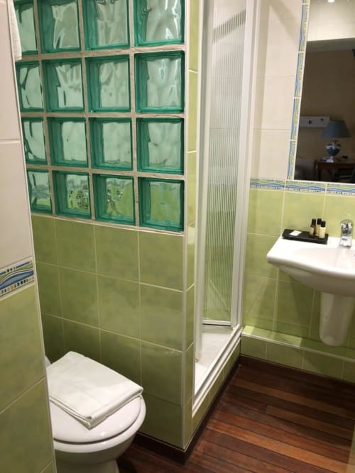 salle de bain - séjour le cabouillet - hotel à l'isle adam