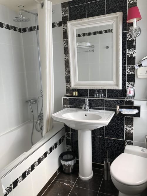 salle de bain et baignoire - hotel et restaurant le cabouillet