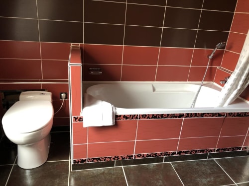 baignoire rouge - hotel et restaurant le cabouillet - l'isle adam