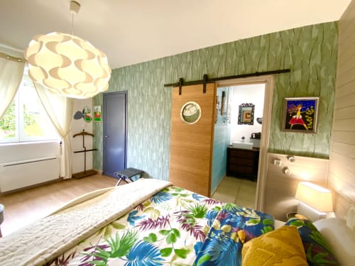 Sarlat-le cocon boheme-vue de la chambre et de la salle de bains