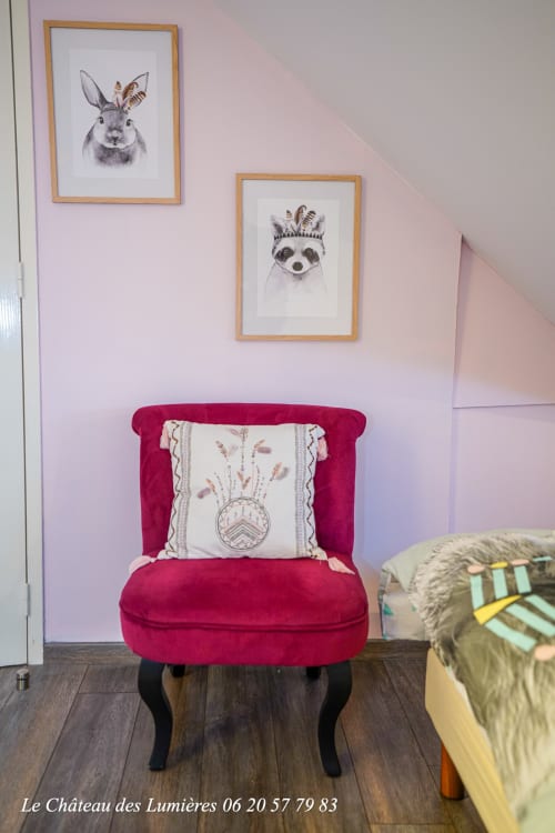 pink velvet armchair - Le Château des Lumières suite