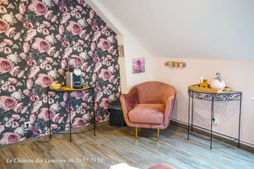 Fauteuil rose - décoration - suite en Picardie - Le Château des Lumières 