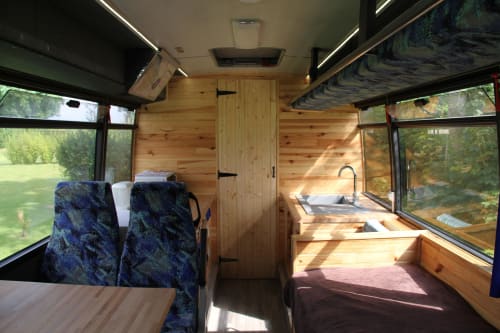 bus décoration - bois - bus transformé en gîte - Le Château des Lumières