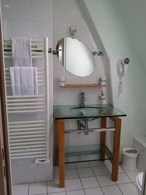 equipped bathroom - Guesthouse Le Castel Bayeux