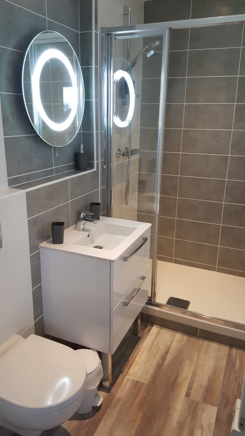 salle de bain et douche - séjourner en chambre d’hôtes au Castel Bayeux