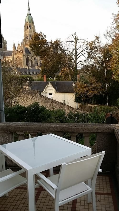 terrasse du Castel à Bayeux - cathédrale de Bayeux