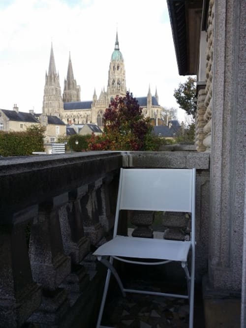 balcon face à la cathédrale de Bayeux - séjour en normandie