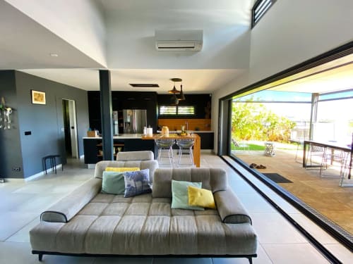Salon lumineux - accès terrasse et piscine - La Maison Des Jades
