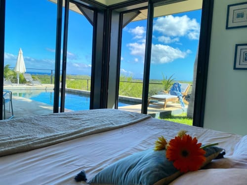 Lit king size - chambre parentale - vue piscine - La Maison Des Jades