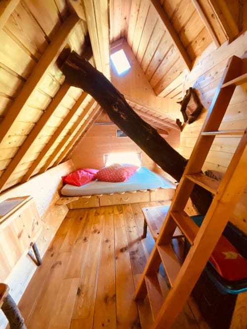 Intérieure en bois de la cabane Pomottes - cabanes en lorraine - domaine les béliers